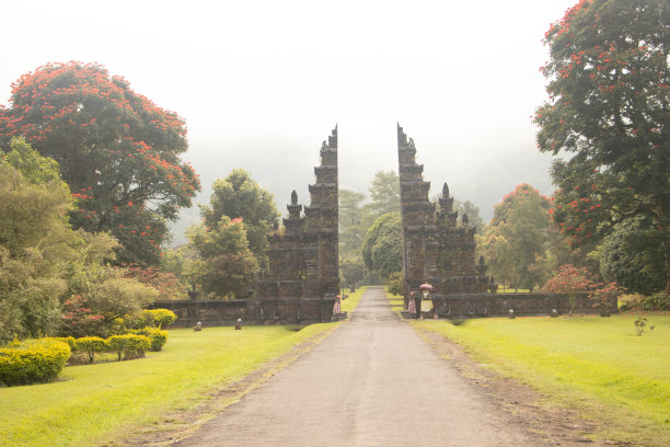 印尼巴厘岛的Handara门是最令人印象深刻的景点之一的游客和摄影。Handara门位于Bedugul高地附近的Ulun danu Bratan寺庙，和Wanagiri隐藏山图片下载