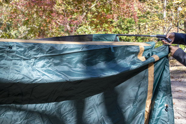 在营地搭一个绿色帐篷图片下载