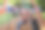 一个年轻女人的手在一个公园的秋千链的特写照片图片下载