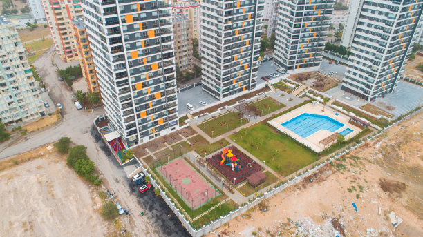 新建多层住宅楼，公寓鸟瞰图，配有游泳池、篮球场和儿童游乐场。抵押背景概念形象。图片下载