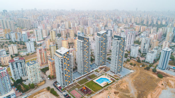 新建多层住宅楼，公寓鸟瞰图，配有游泳池、篮球场和儿童游乐场。抵押背景概念形象。图片下载