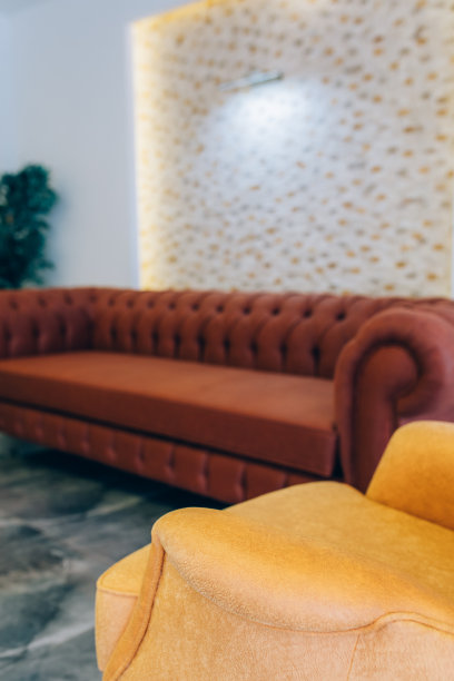 舒适的沙发或沙发和扶手椅在房子，家或酒店大堂。图片下载