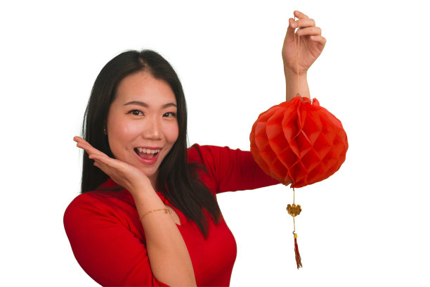 年轻快乐和美丽的亚洲韩国妇女在传统的红色服装举着灯笼兴奋庆祝中国新年孤立在中国文化和传统的白色背景图片下载