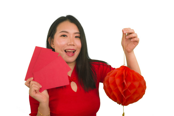 在中国传统观念中，年轻美丽快乐的亚洲韩国女性手持传统祝福红包和红灯笼庆祝激动的中国新年图片下载
