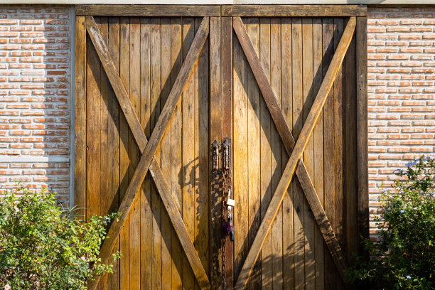 老式木制农舍门-建筑/纹理照片。图片下载