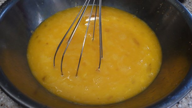 用鸡蛋做煎蛋卷的照片图片下载