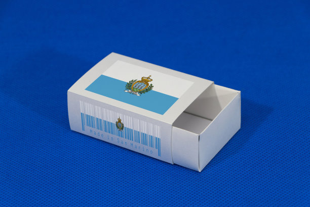 白盒上印有圣马里国旗条码，蓝色背景为国旗颜色。从圣马力诺出口贸易的概念。图片下载