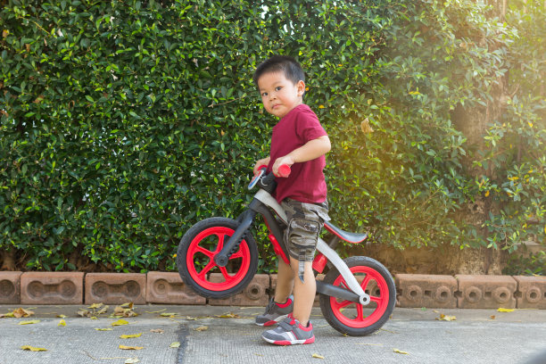 男孩骑着他的平衡自行车图片下载