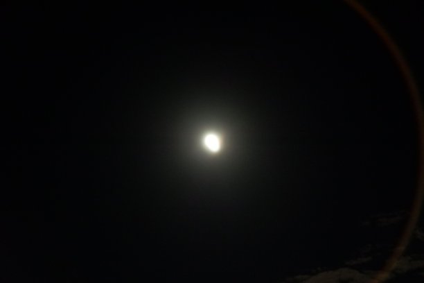 模糊的月亮在黑色的背景图片下载