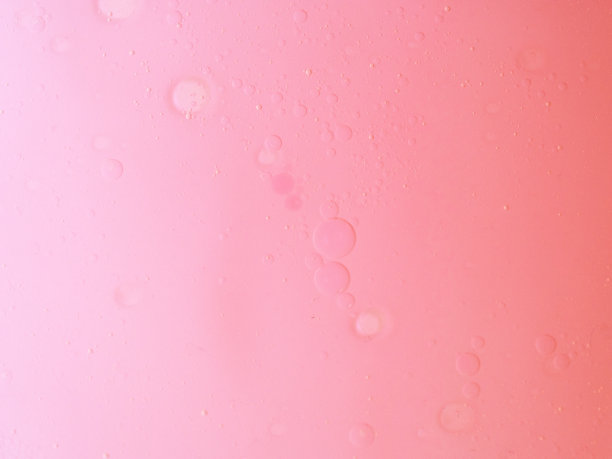 油和水在粉红色的抽象背景图片下载