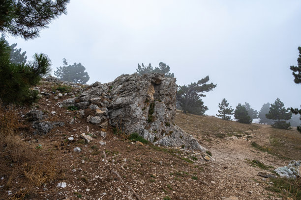 艾佩特里的一块岩石上有一个纪念岩洞者亚历山大·尼基琴科的标志。图片下载