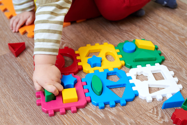 孩子把数字放在一个分类块，儿童教育玩具。图片下载