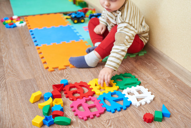 孩子把数字放在一个分类块，儿童教育玩具。图片下载