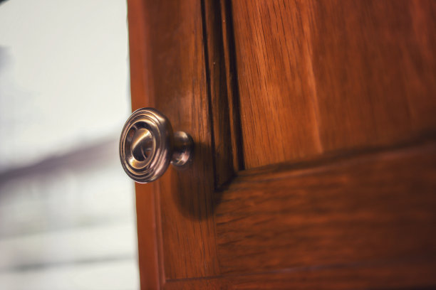 一个近距离的图像一个门把手在一个枫木厨房橱柜上图片下载