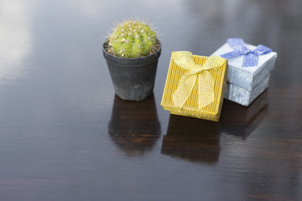 一个礼品盒。图片下载