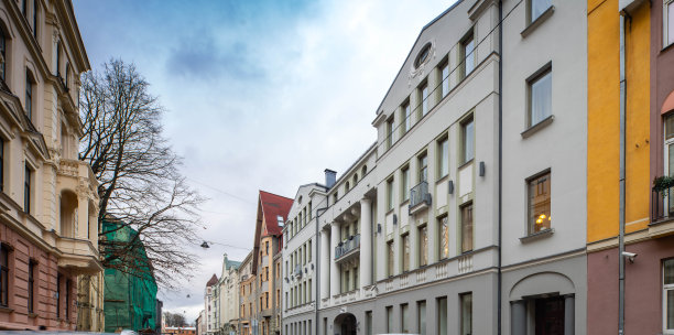 城市街道上的现代建筑。里加,拉脱维亚。新艺术建筑。图片下载