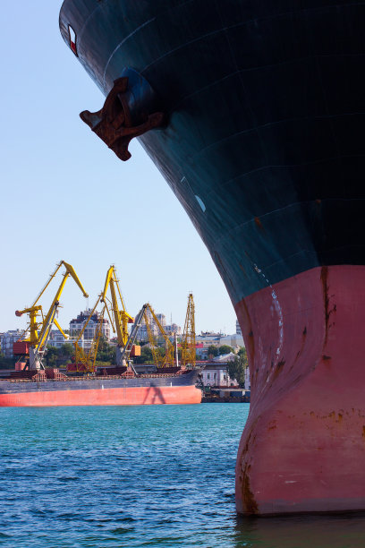 运输船的机头，有锚和系泊绳图片下载