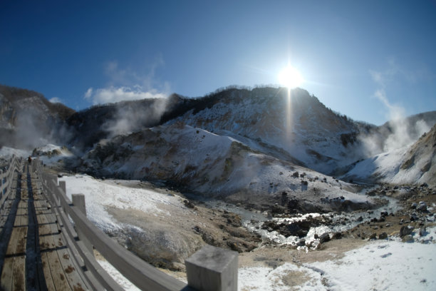 登别地狱谷或地狱谷的美景。这条木制的步行小道通向温泉。图片下载