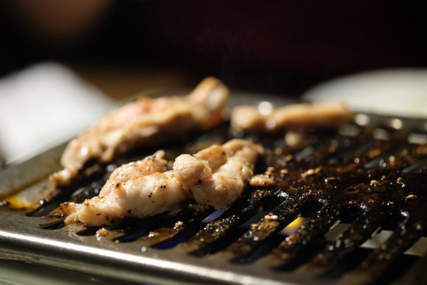 在日本北海道的餐厅，在烤炉上烹饪优质切片牛肉烧烤图片下载