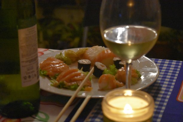 日本食物，寿司和生鱼片，食物是冷的，并喝一杯冷白酒图片下载