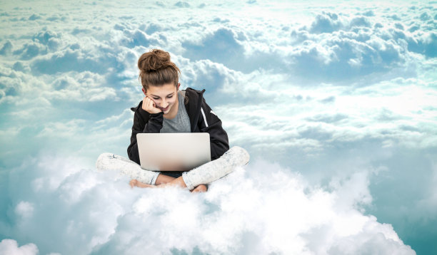 坐在云上的女孩用笔记本电脑学习图片下载