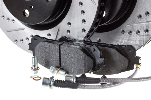 白色背景上的刹车盘、刹车垫和强化刹车软管图片下载