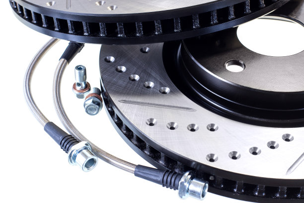 白色背景上的刹车盘、刹车垫和强化刹车软管图片下载