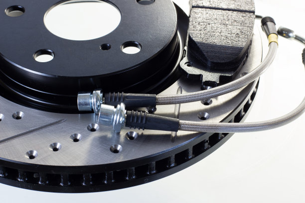 白色背景上的刹车盘、刹车垫和强化刹车软管图片下载