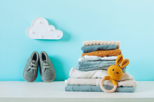 有机棉婴儿衣服在架子上图片下载