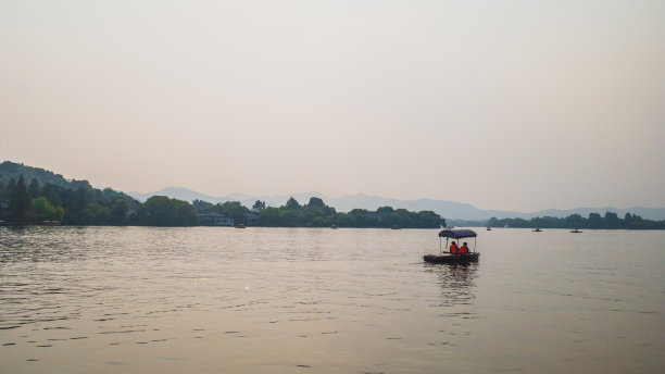 西湖风景与倒影在夕阳下，杭州，中国图片下载