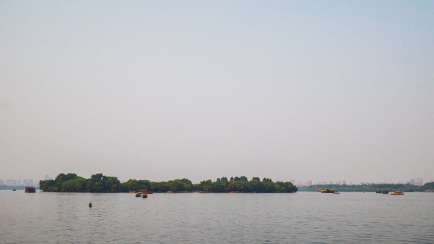 西湖景观与城市天际线的距离，中国杭州图片下载