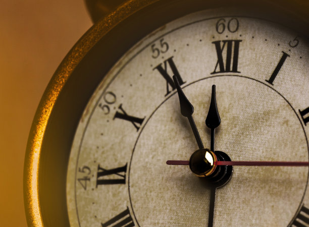 黄金古董闹钟显示5点到12点图片下载