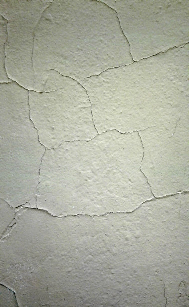 白色开裂的墙壁，老化的建筑覆盖物。街的背景。光滑的质地。图片下载