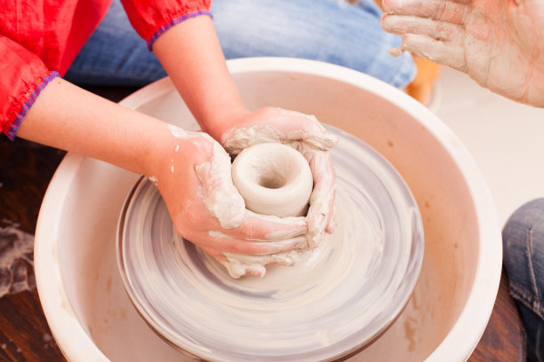 孩子的陶瓷工艺品图片下载