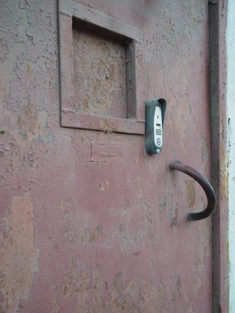 油漆剥落、带电子锁的旧金属门图片下载