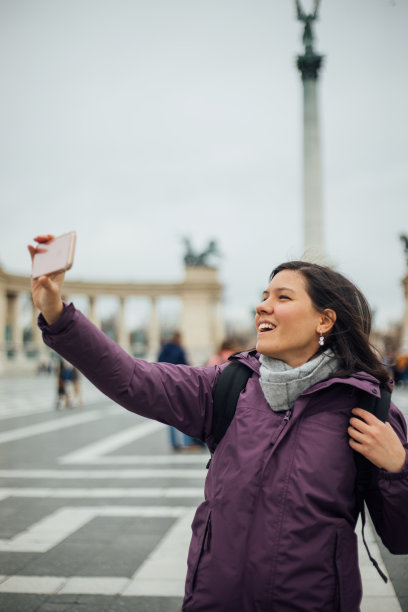 女游客在布达佩斯的主要景点之一-英雄广场图片下载