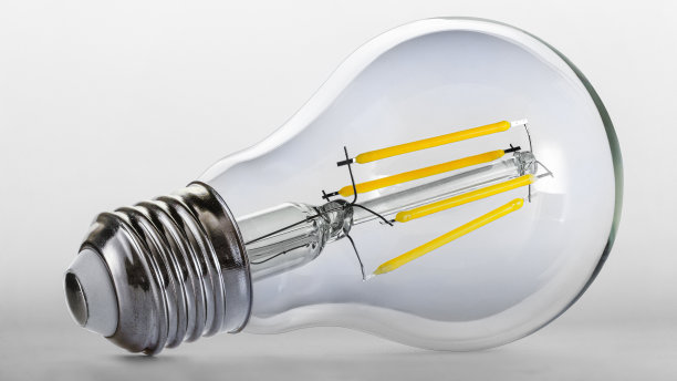 白色背景上有螺旋形元素的LED灯泡图片下载