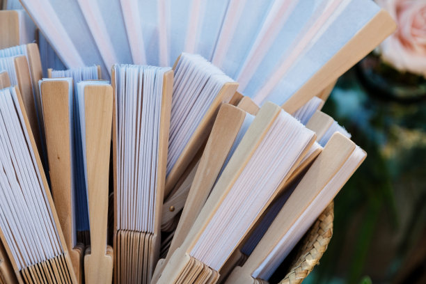 一个篮子的微距照片与西班牙球迷度过夏天的炎热。图片下载