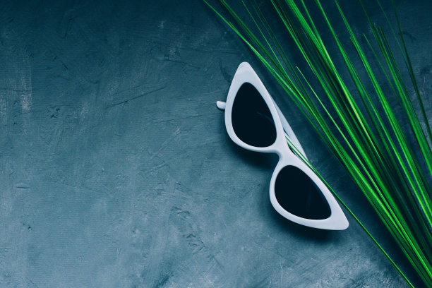 白种女人的太阳镜在黑色背景上的猫眼睛的形式的眼镜图片下载