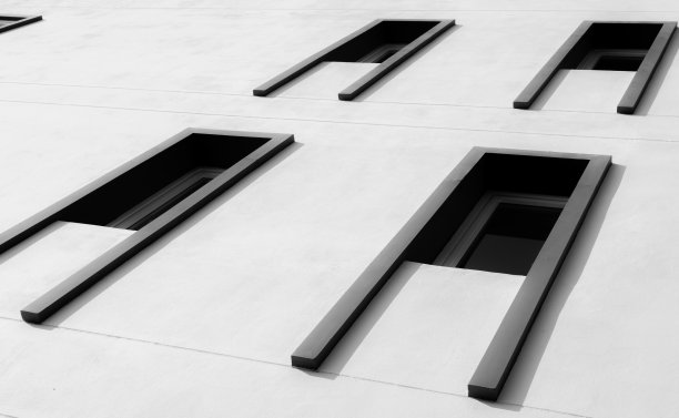 外观上看现代建筑，玻璃窗户抽象。房地产和企业建设。外观建筑设计。设计独特的白色混凝土墙和玻璃窗。图片下载