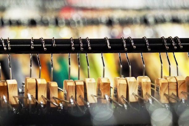 时尚和购物的概念。商店里挂着彩色女装的衣架，特写图片下载