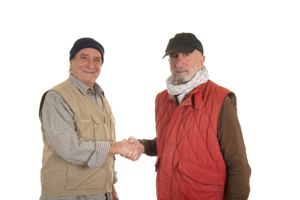 两个年长的工人在握手图片下载