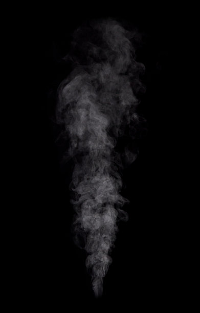 真实的白色蒸汽的沸水在黑色的背景图片下载