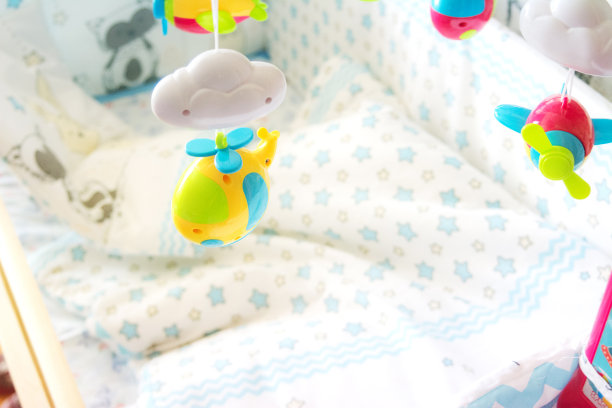 婴儿室里儿童摇篮用的移动玩具图片下载