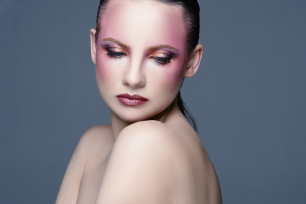 漂亮的女人，化妆很专业图片下载