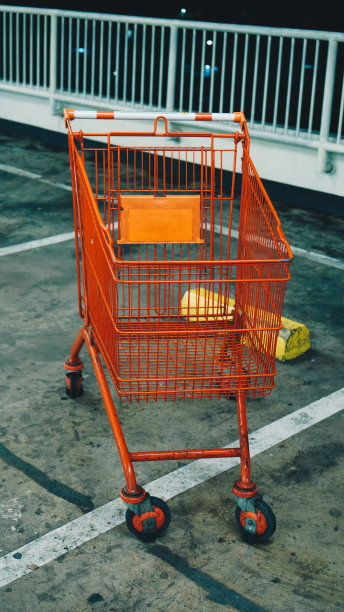 在停车场清空购物车图片下载