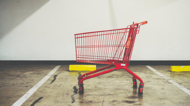 在停车场清空购物车图片下载