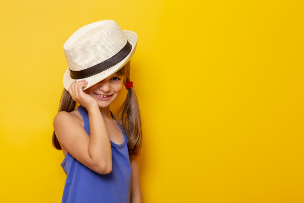 穿着夏装的漂亮小女孩图片下载