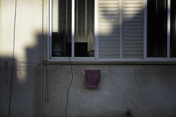 地中海风格的房子，窗户开着，毛巾挂着晾干。图片下载