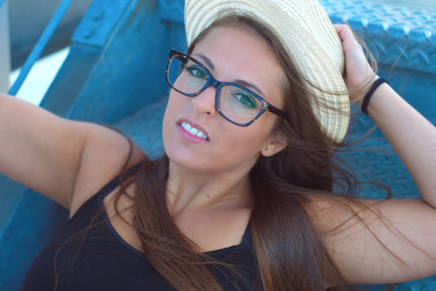 外面楼梯上戴着草帽和眼镜的女人图片下载